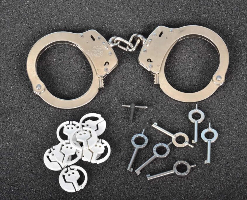 handcuffs-and-different-types-of-keys
